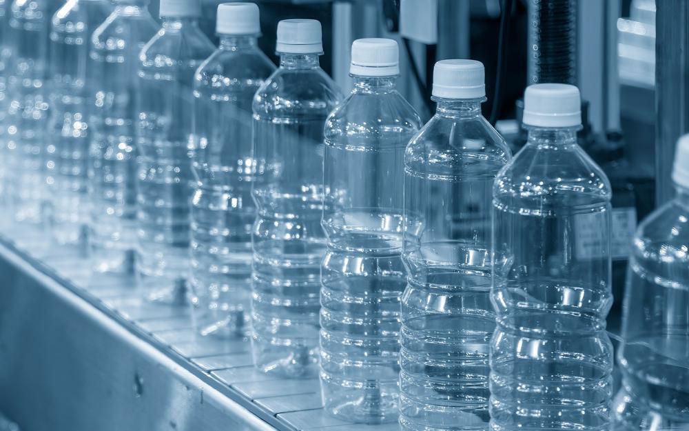 Ile wody potrzeba do wyprodukowania butelki PET 0,5 l?
